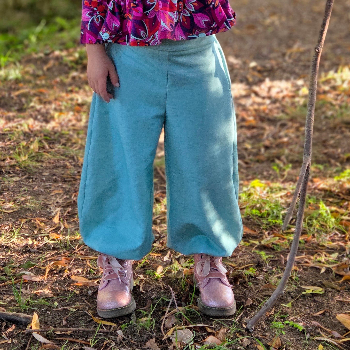 Pantalon Yasmine enfant vert d eau, jambes amples et taille haute, vue de face – patron Kandix