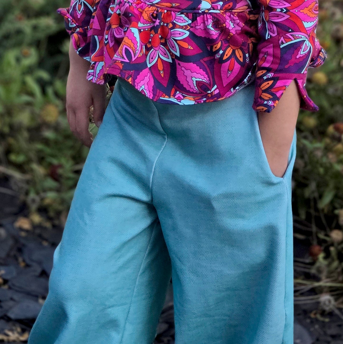 Pantalon Yasmine enfant vert d eau, jambes amples avec poches laterales, vue de face – patron Kandix