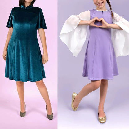 Duo de robes Gaby : une femme en robe en velours vert canard à manches courtes et une fillette en robe lavande aux manches longues et fluides en voile blanc, posant avec un cœur formé avec les mains - patron de couture Kandix