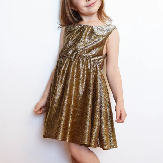 Robe dorée portée par une enfant souriante – patron de couture Cylia de Kandix