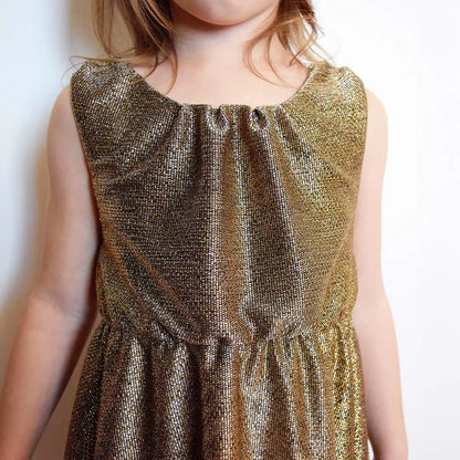 Gros plan sur le buste d’une robe enfant en lurex doré avec encolure froncée – patron de couture Cylia de Kandix