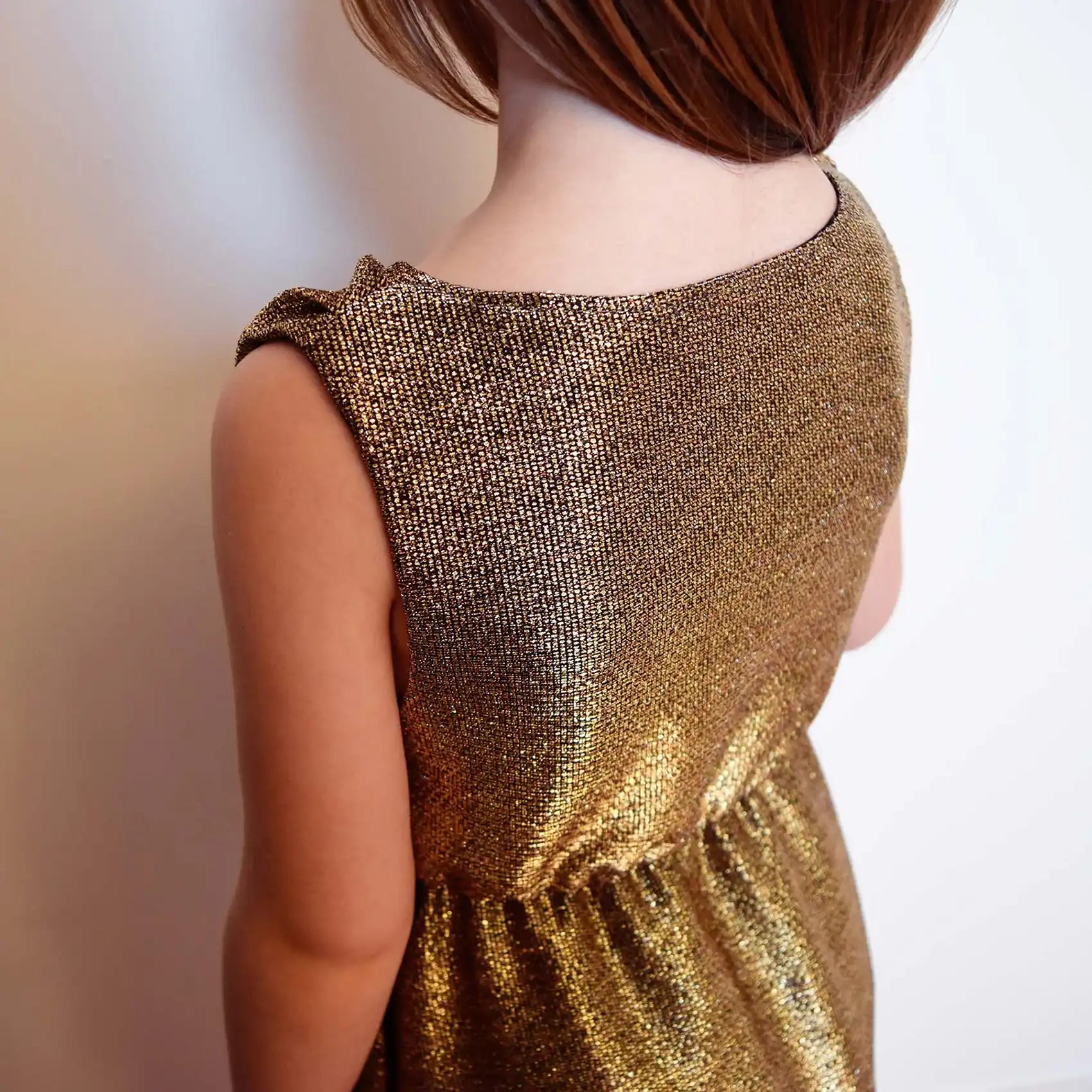Vue rapprochée du dos et de l’épaule d’une robe enfant en lurex doré – patron de couture Cylia de Kandix