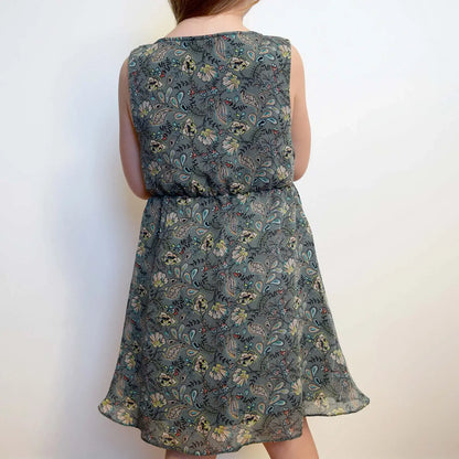Vue de dos d’une enfant en robe Cylia à imprimé fleuri – patron de couture Cylia de Kandix
