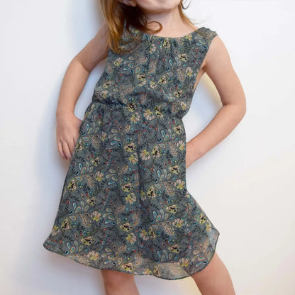 Robe Cylia enfant à imprimé fleuri vue de face, jupe en mouvement – patron de couture Cylia de Kandix