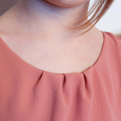 Détail du col avec plis de la robe en crêpe rose – patron de couture Cylia de Kandix