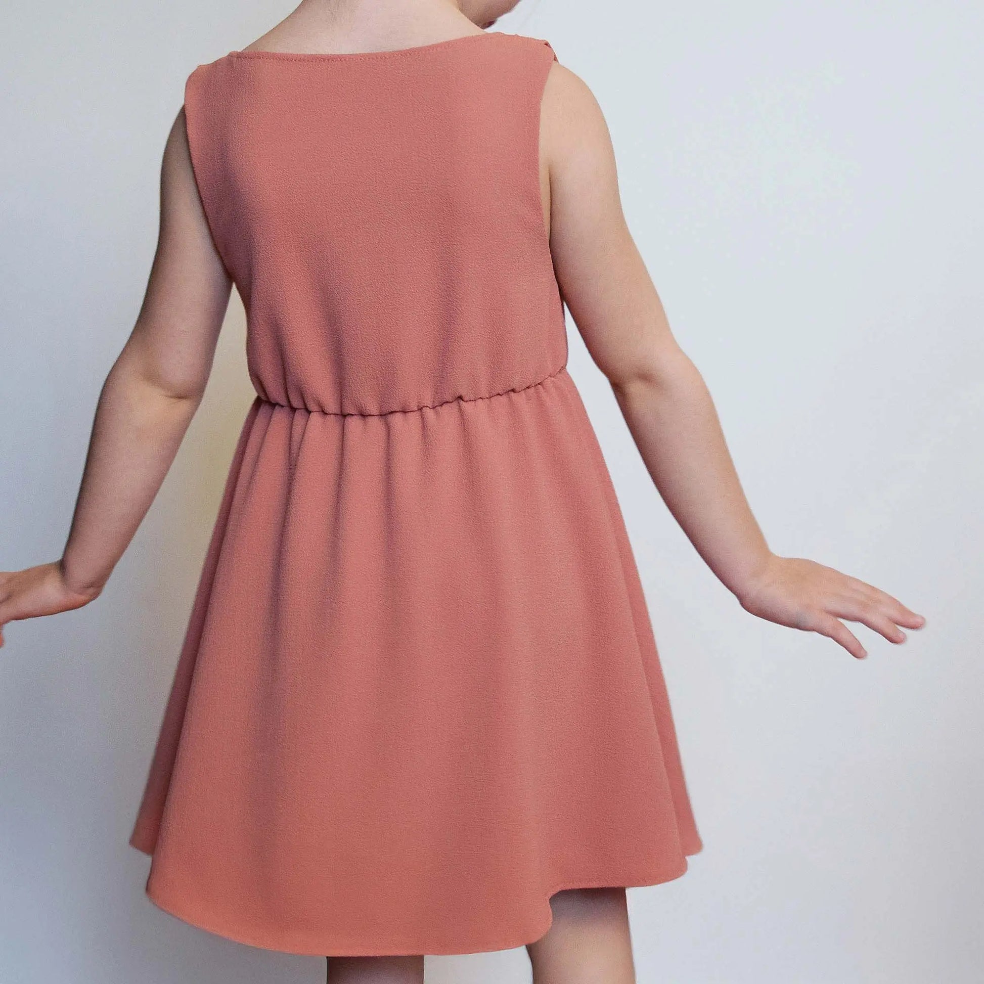 Vue de dos de la robe en crêpe rose avec les bras étendus – patron de couture Cylia de Kandix