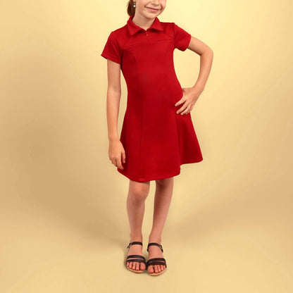 Robe polo rouge pour enfant vue de face avec une main posée sur la hanche - patron de couture Gaby de Kandix
