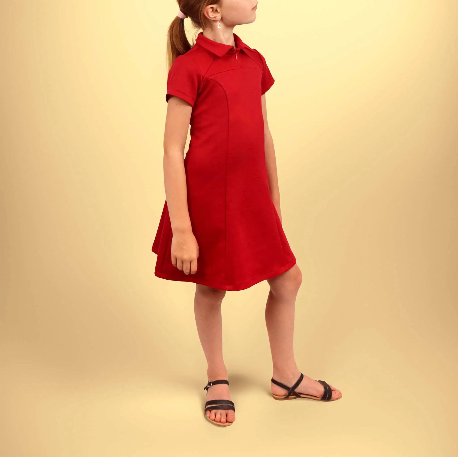 Robe rouge en jersey avec col polo, vue de profil, regard tourné vers le haut - patron de couture Gaby de Kandix