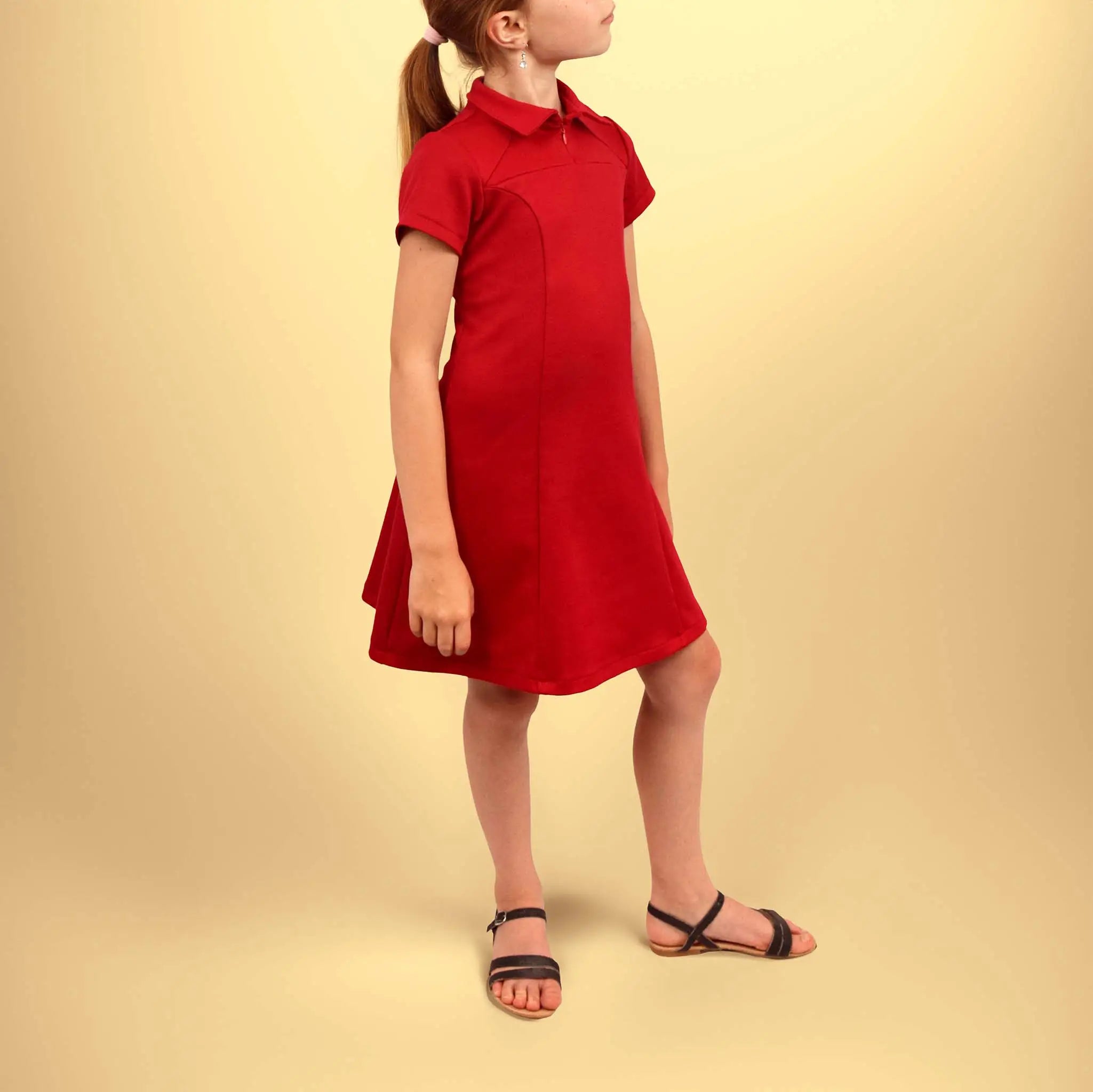 Robe rouge en jersey avec col polo, vue de profil, regard tourné vers le haut - patron de couture Gaby de Kandix