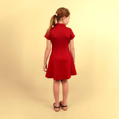 Vue de dos de la robe rouge Gaby, enfant debout avec les bras relâchés - patron de couture Kandix