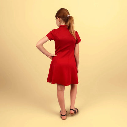 Vue arrière de la robe rouge avec la main posée sur la hanche - patron de couture Gaby de Kandix