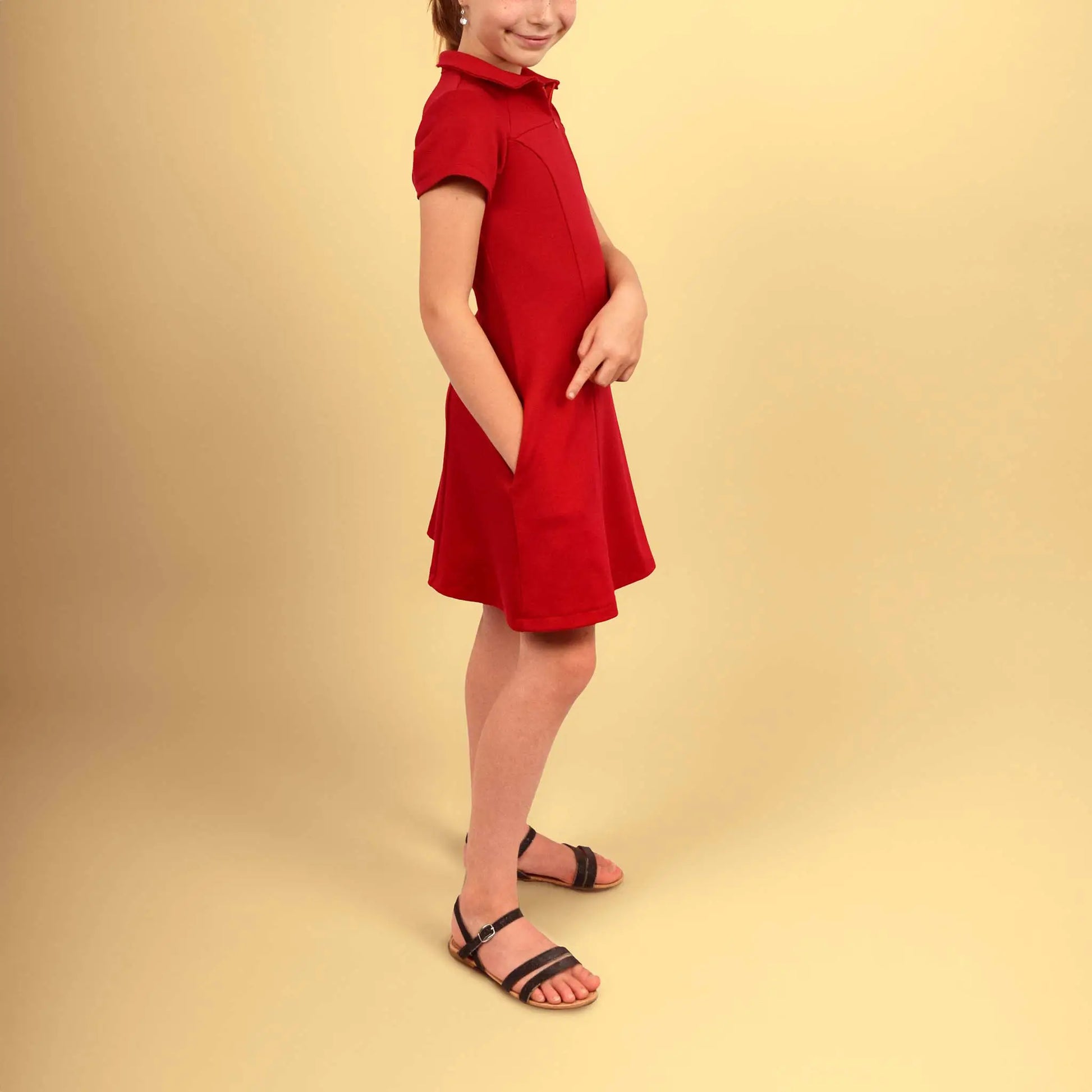 Vue de profil de la robe rouge avec la main dans la poche - patron de couture Gaby de Kandix