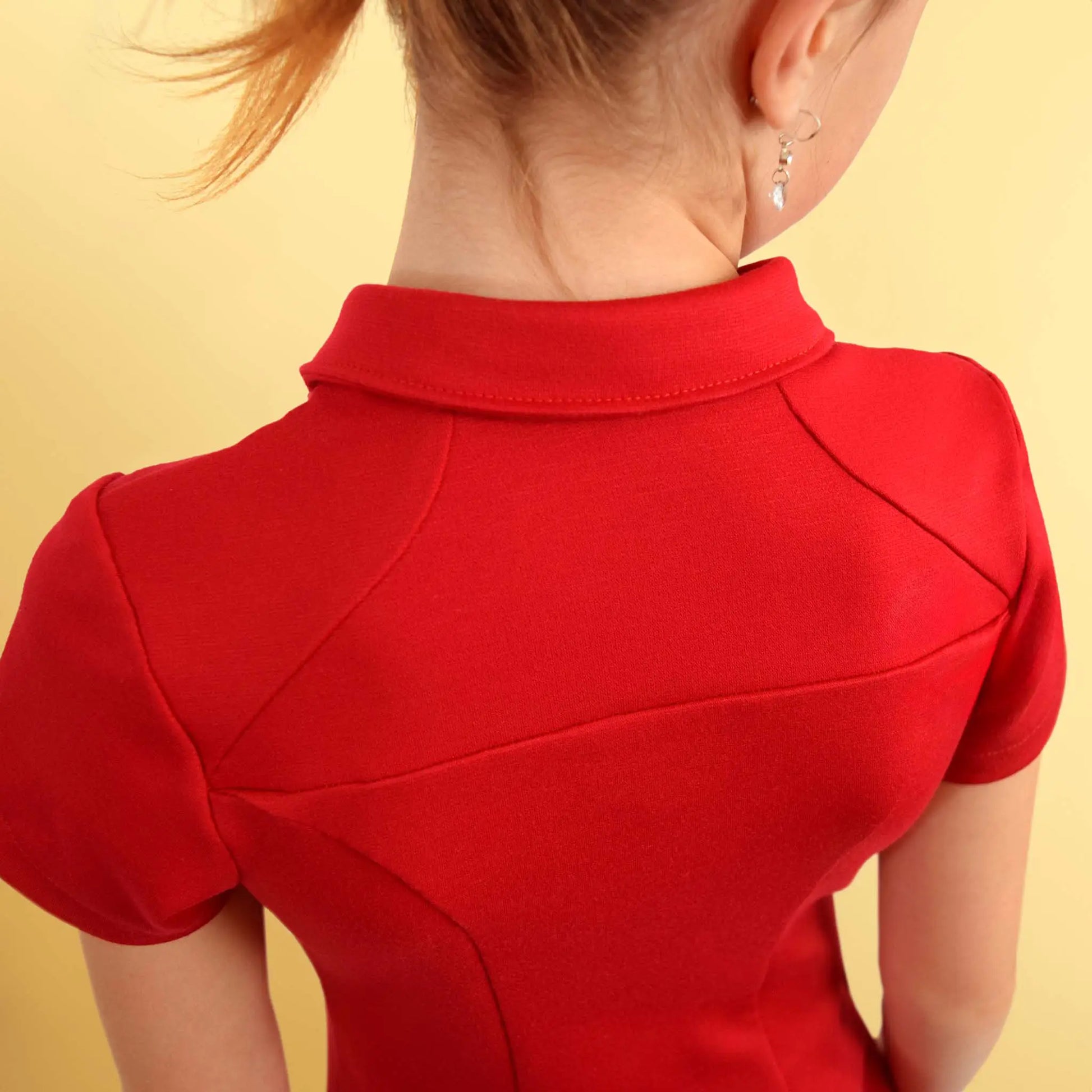 Zoom sur l'encolure dos et les découpes de la robe polo rouge - patron de couture Gaby de Kandix