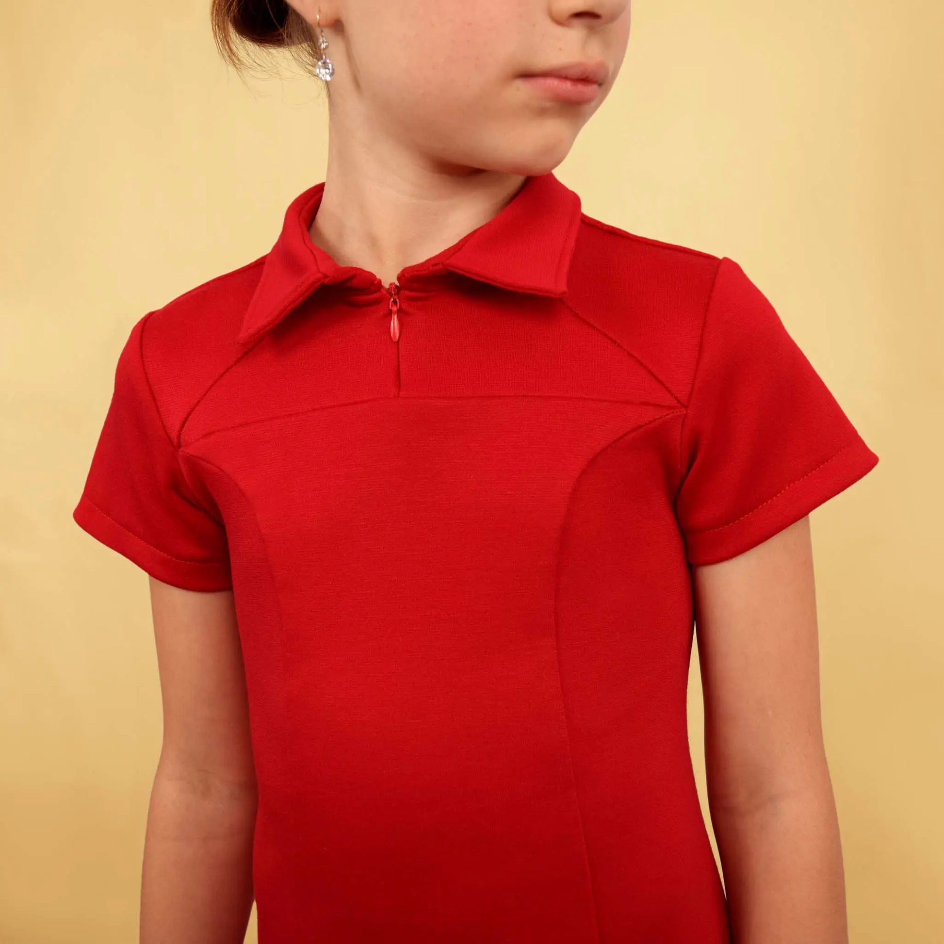 Zoom sur l'encolure et le zip rouge assorti de la robe polo pour enfant - patron de couture Gaby de Kandix