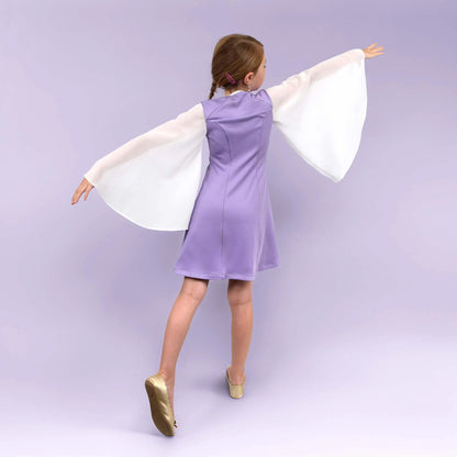 Petite fille de dos en mouvement, bras étendus comme des ailes, robe lilas et manches blanches amples - patron de couture Gaby de Kandix
