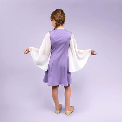Vue de dos centrée d’une fillette dans une robe lilas, bras écartés pour montrer l’ampleur des manches - patron de couture Gaby de Kandix