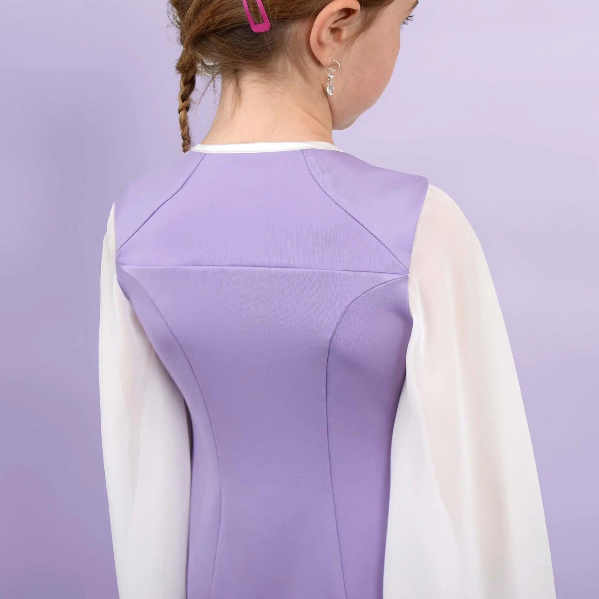 Gros plan sur le dos de la robe lilas montrant les découpes des épaules et les manches blanches - patron de couture Gaby de Kandix