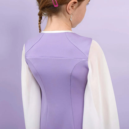 Gros plan sur le dos de la robe lilas montrant les découpes des épaules et les manches blanches - patron de couture Gaby de Kandix