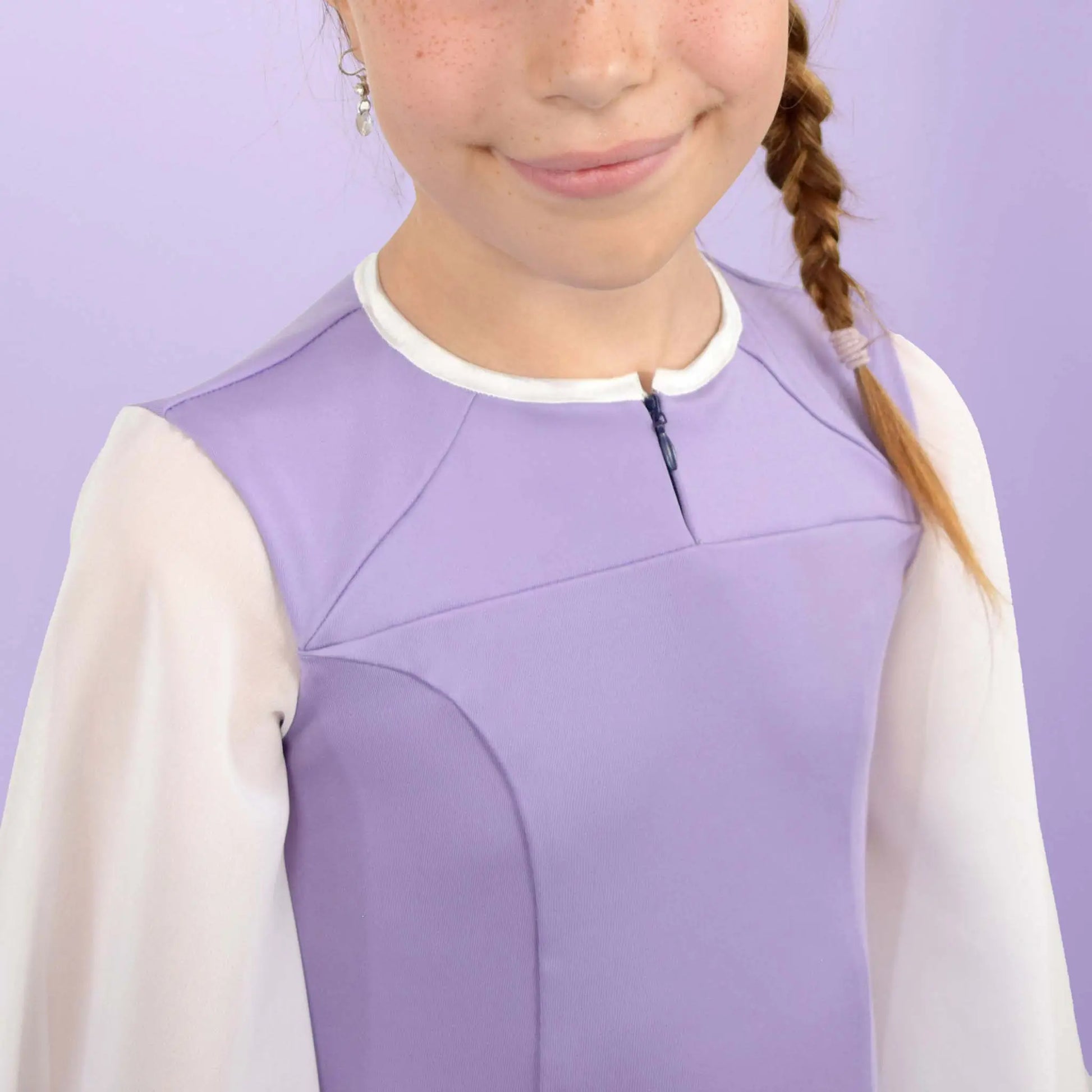 Zoom sur le col blanc contrastant et la fermeture éclair fermée d’une robe lilas pour enfant - patron de couture Gaby de Kandix