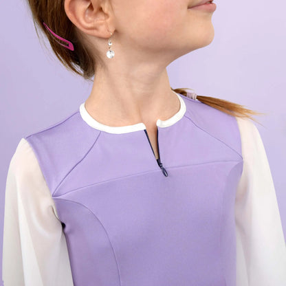 Vue en léger profil d’une fillette avec le col blanc ouvert d’une robe lilas, mettant en valeur les finitions - patron de couture Gaby de Kandix