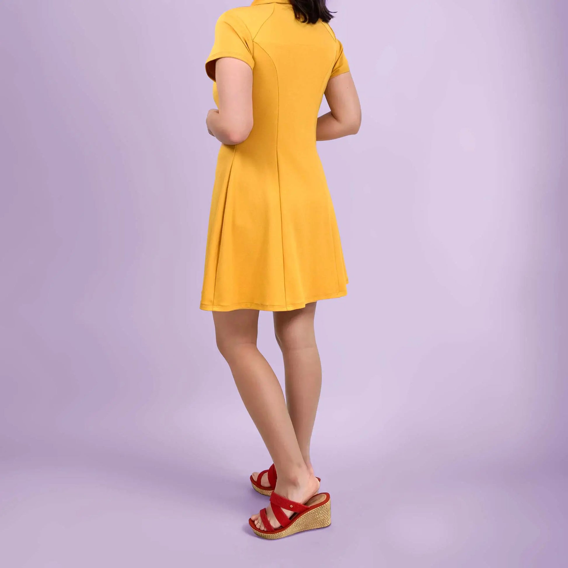 Vue de dos de la robe avec la main posée sur la hanche - patron de couture Gaby de Kandix