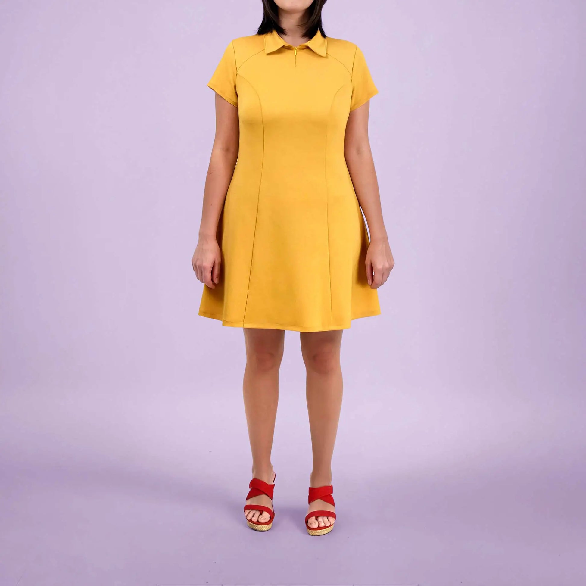 Robe jaune vue de face dans une posture droite - patron de couture Gaby de Kandix