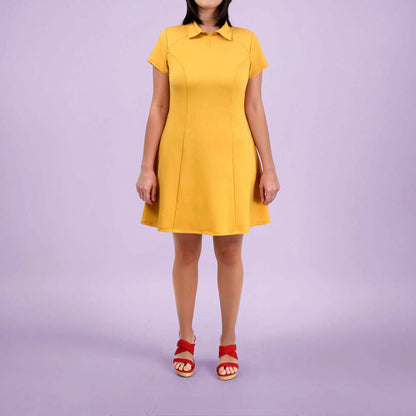 Robe jaune vue de face dans une posture droite - patron de couture Gaby de Kandix