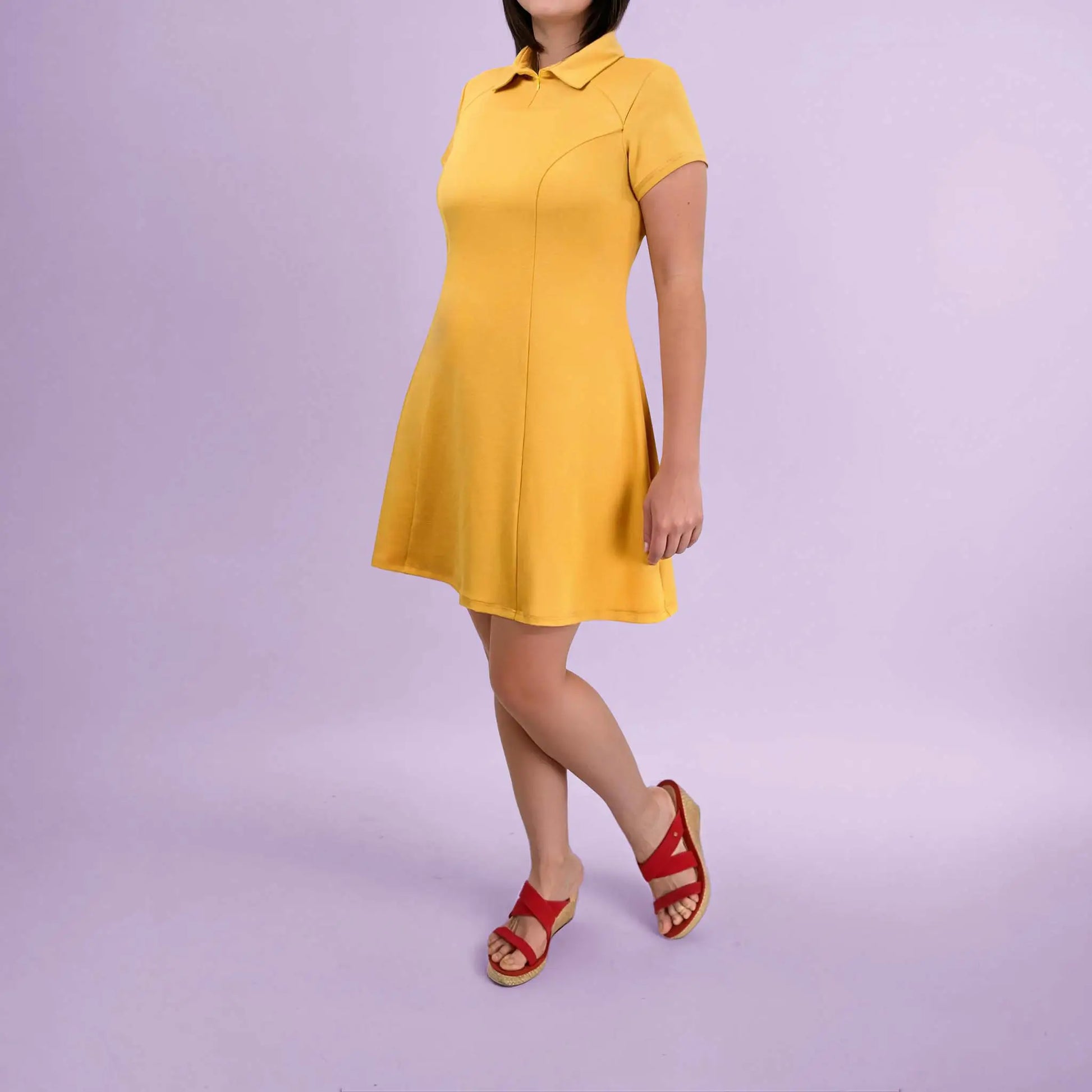 Profil de la robe jaune avec les jambes croisées devant - patron de couture Gaby de Kandix