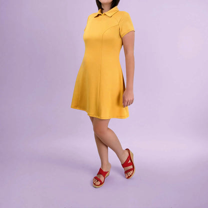 Profil de la robe jaune avec les jambes croisées devant - patron de couture Gaby de Kandix