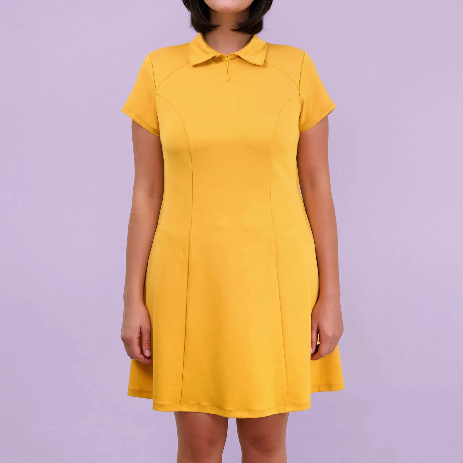 Gros plan sur l'encolure zippée de la robe jaune - patron de couture Gaby de Kandix