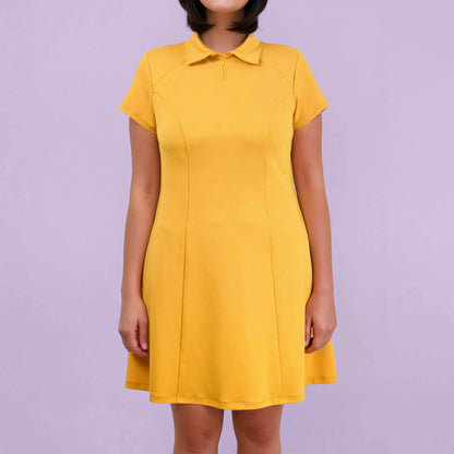 Gros plan sur l'encolure zippée de la robe jaune - patron de couture Gaby de Kandix