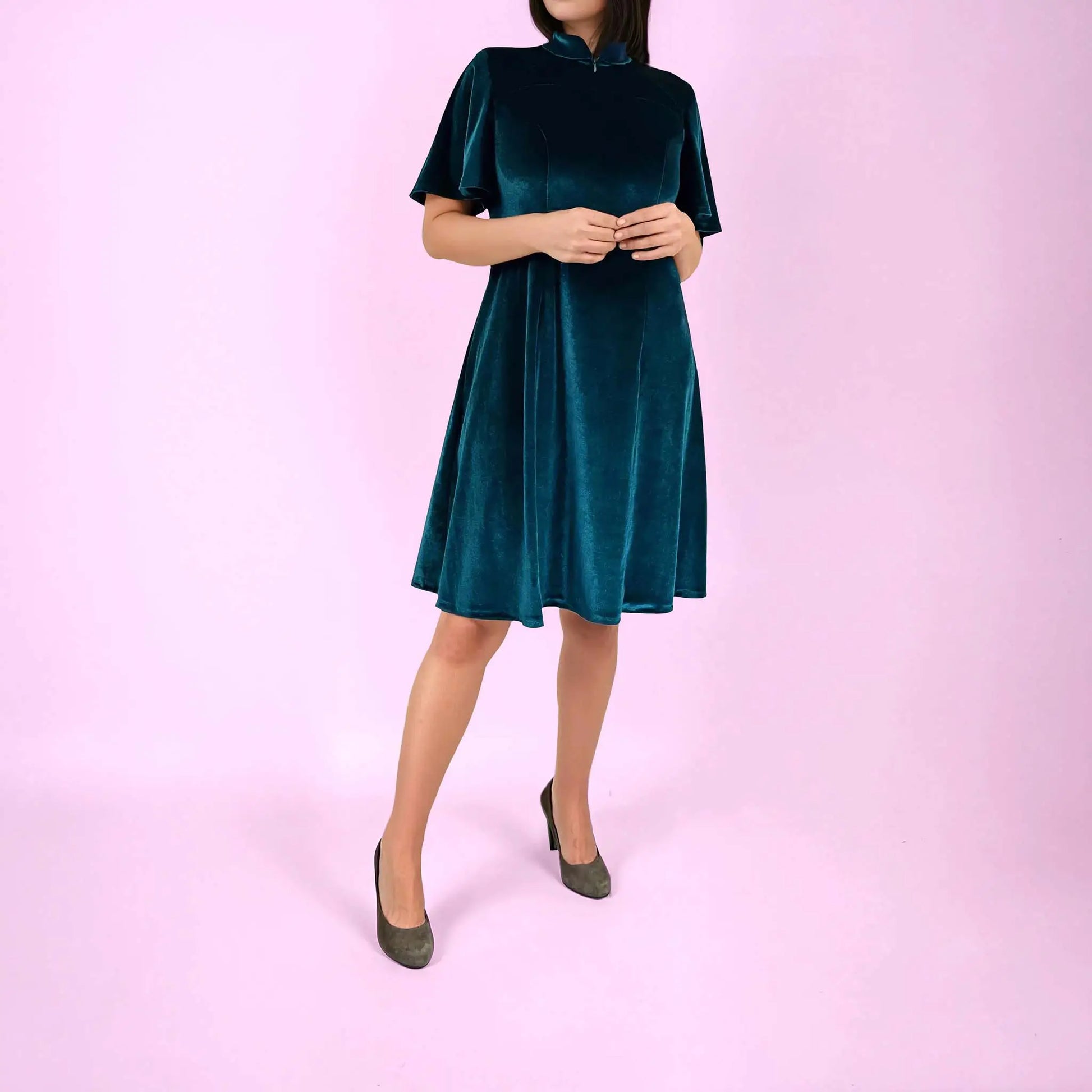 Femme en robe en velours vert émeraude, de face, les mains croisées devant elle - patron de couture Gaby de Kandix