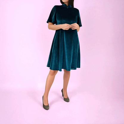 Femme en robe en velours vert émeraude, de face, les mains croisées devant elle - patron de couture Gaby de Kandix