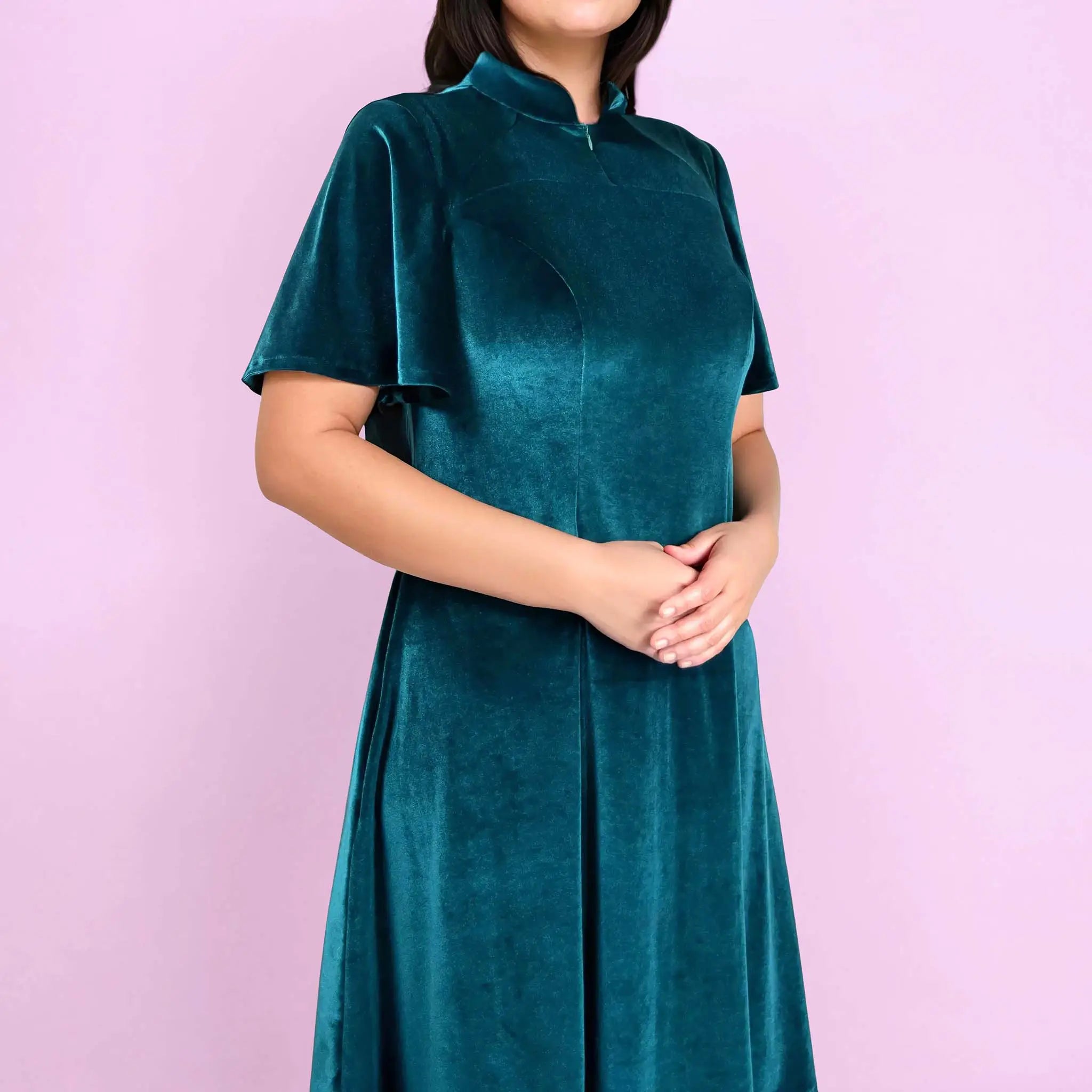Gros plan sur le haut d’une robe en velours vert avec col mao et manches papillon fluides - patron de couture Gaby de Kandix