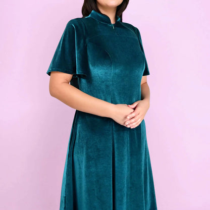 Gros plan sur le haut d’une robe en velours vert avec col mao et manches papillon fluides - patron de couture Gaby de Kandix