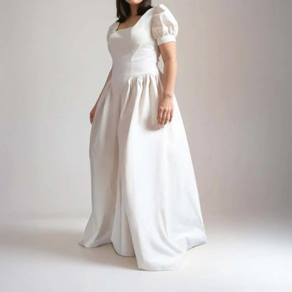 Vue de profil d'une robe princesse écrue sous lumière naturelle, avec manches bouffantes et jupe ample – patron de couture Margaux de Kandix