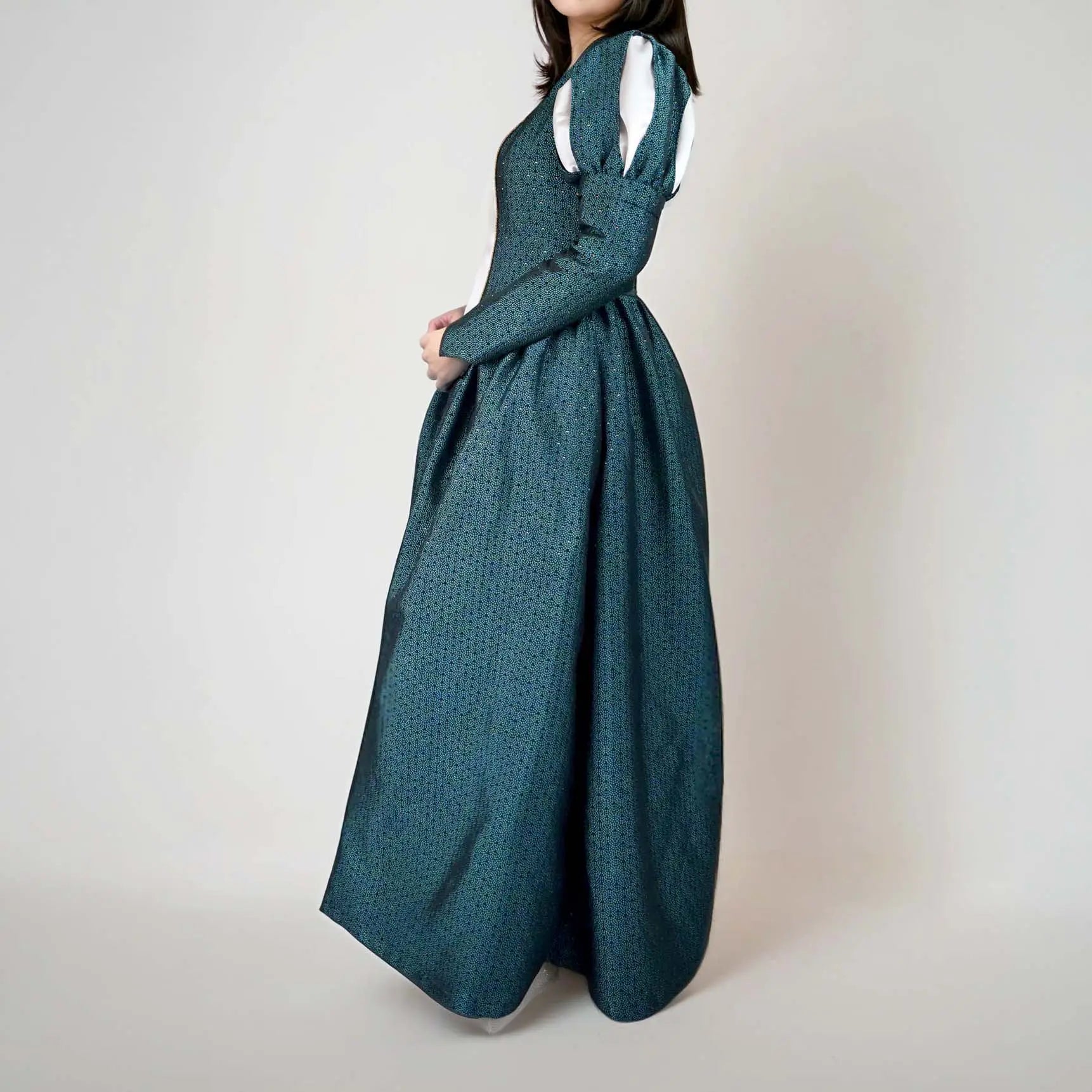 Profil de robe médiévale verte avec manches longues et empiècements clairs – patron de couture Margaux de Kandix