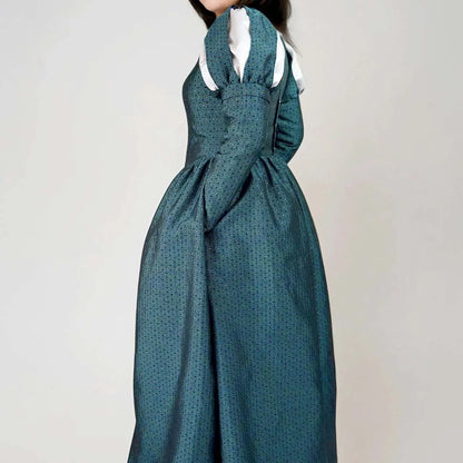 Vue latérale gauche de la robe médiévale verte avec coupe cintrée et jupe froncée avec poches – patron de couture Margaux de Kandix