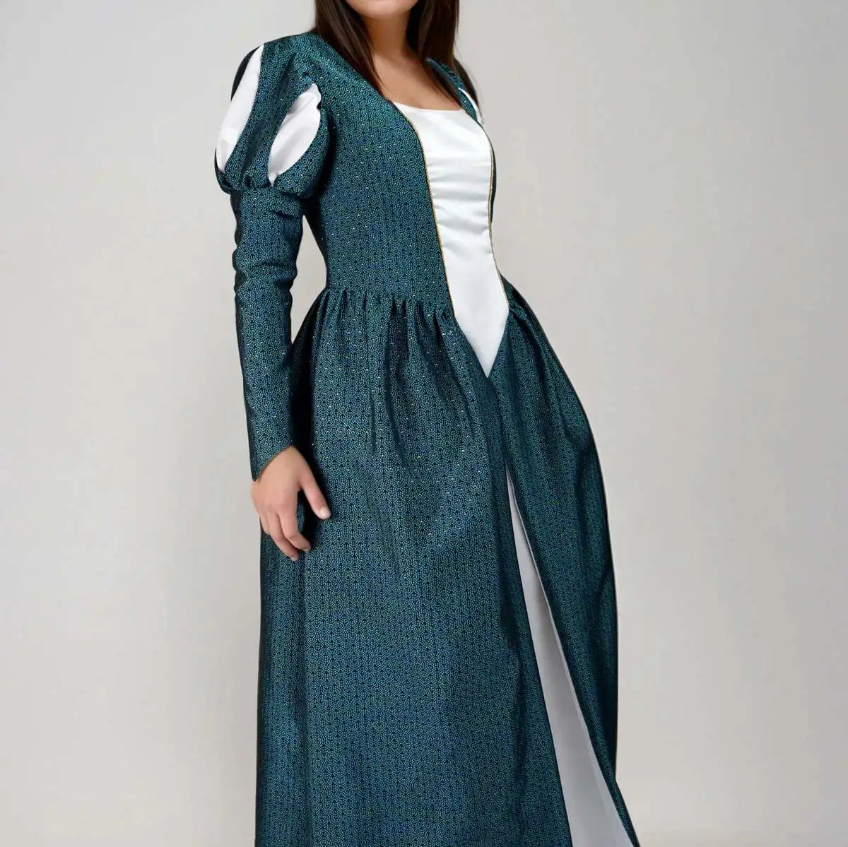 Main dans la poche d’une robe verte à coupe médiévale élégante – patron de couture Margaux de Kandix