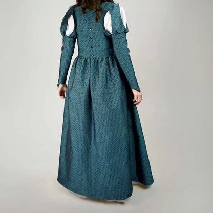 Dos de la robe médiévale verte avec fermeture boutonnée et manches à crevés – patron de couture Margaux de Kandix