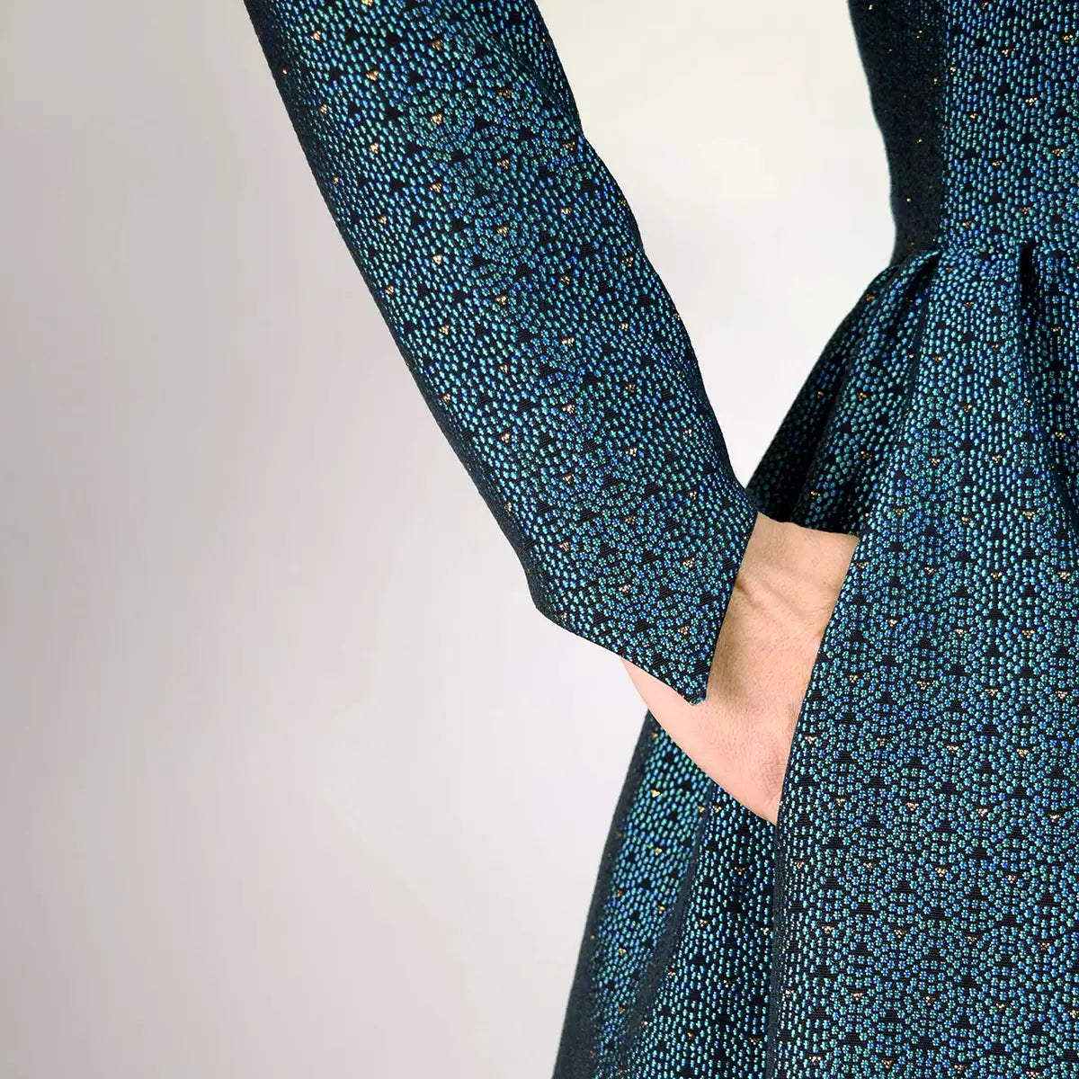 Zoom sur la poche discrète dans la couture d’une robe verte texturée – patron de couture Margaux de Kandix