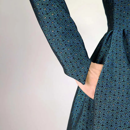 Zoom sur la poche discrète dans la couture d’une robe verte texturée – patron de couture Margaux de Kandix