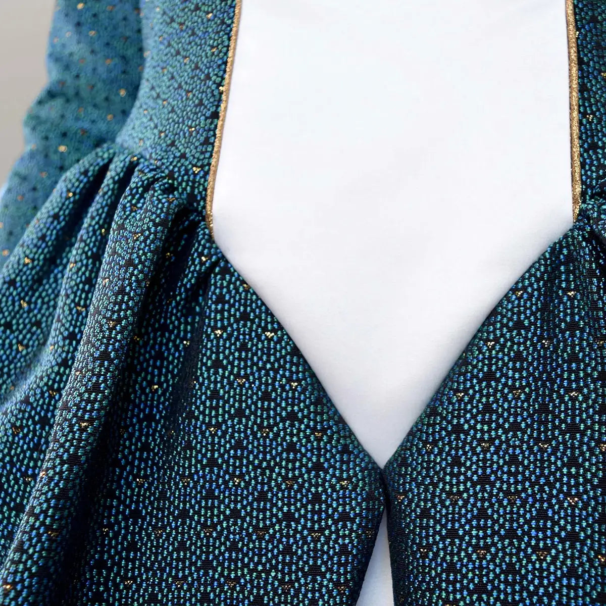 Détail du panneau central contrastant sur robe verte brillante – patron de couture Margaux de Kandix