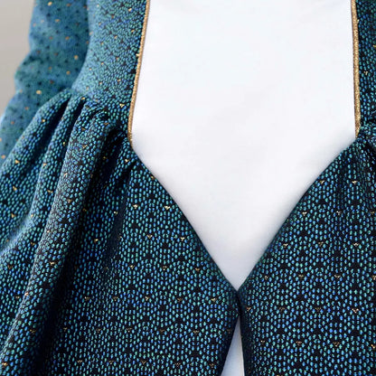 Détail du panneau central contrastant sur robe verte brillante – patron de couture Margaux de Kandix
