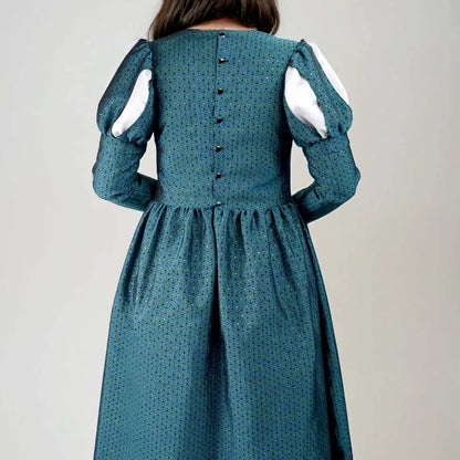 Vue arrière complète d’une robe de princesse médiévale verte avec jupe longue – patron de couture Margaux de Kandix