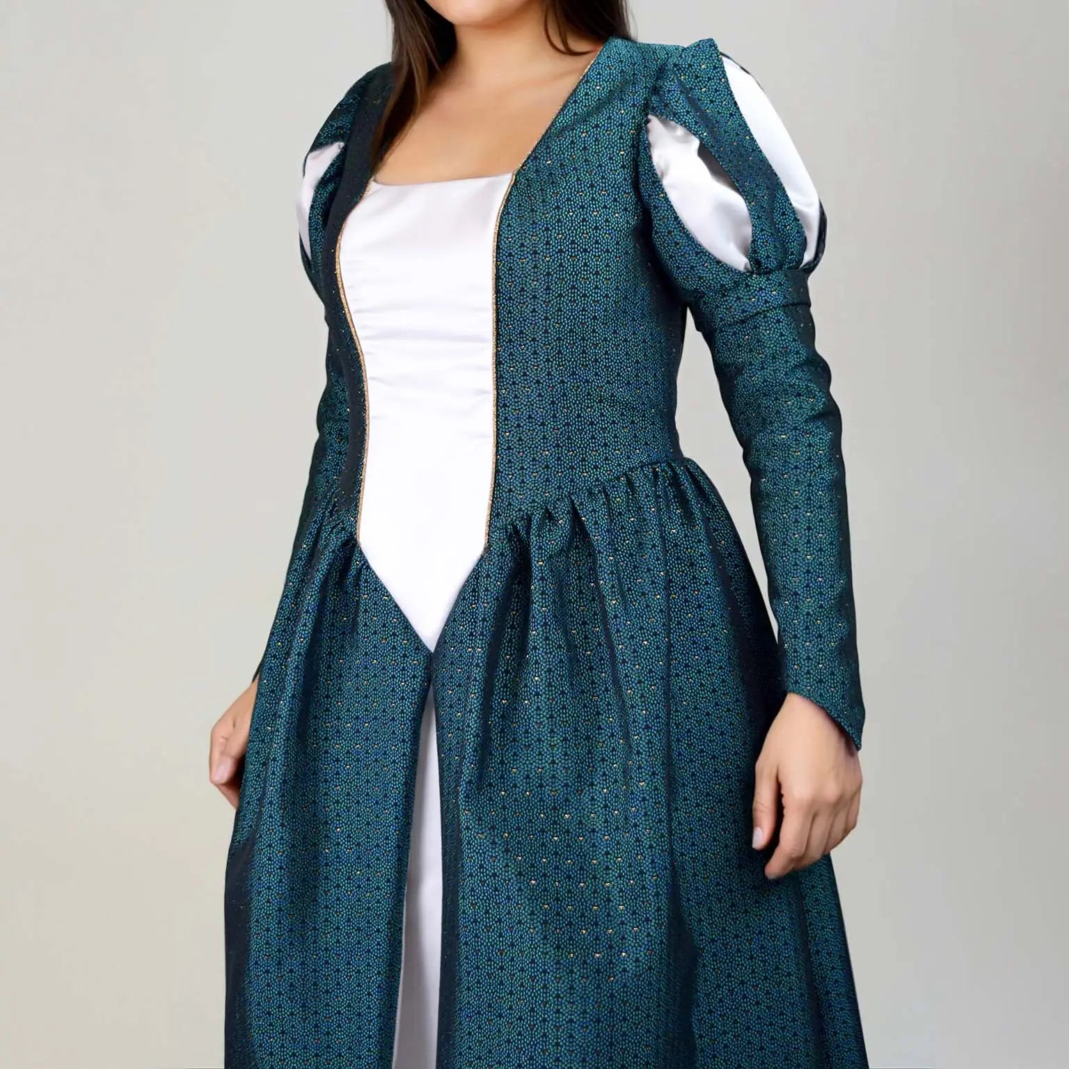 Buste gauche de robe de princesse médiévale avec décolleté carré et manches ornées – patron de couture Margaux de Kandix