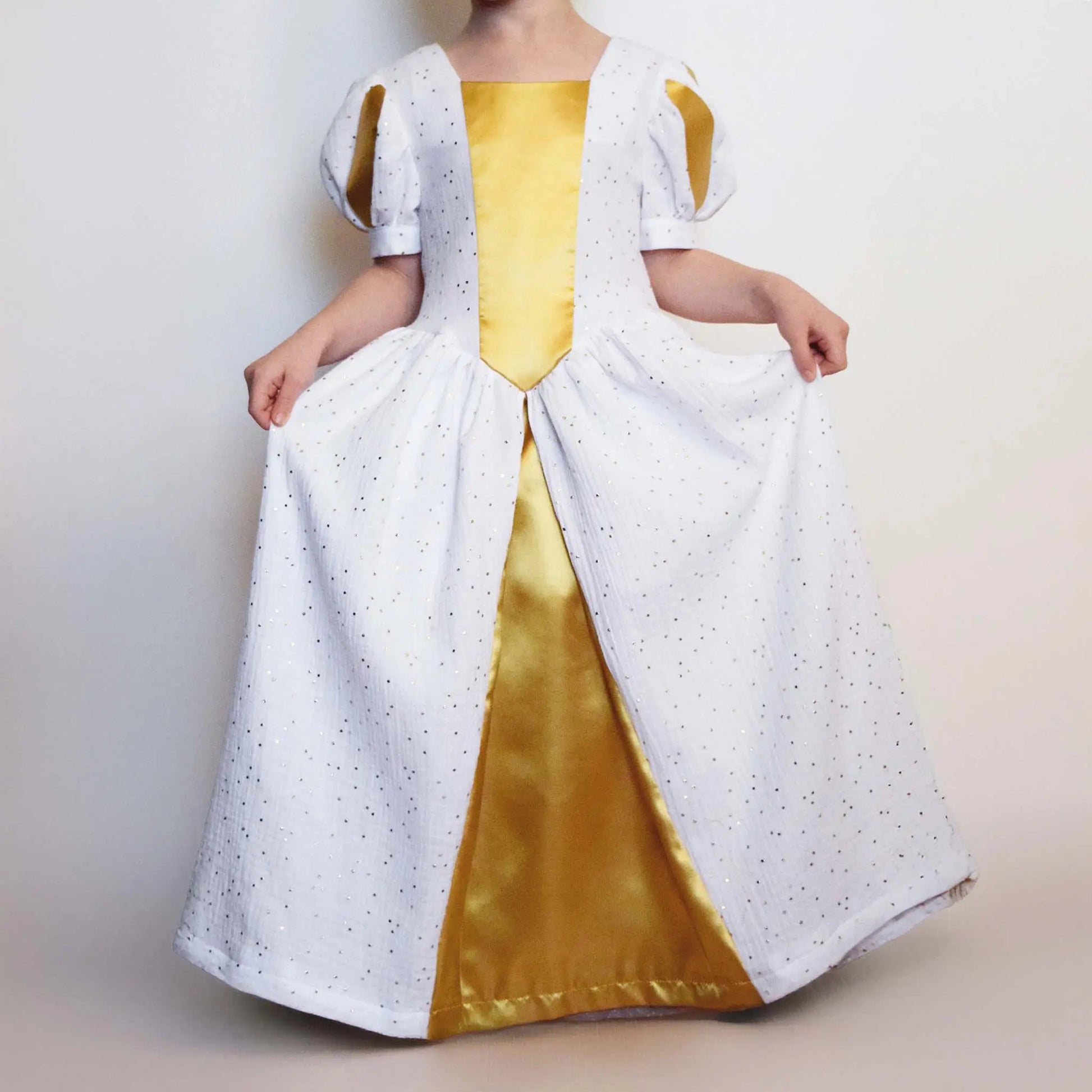 Robe de princesse enfant blanche avec panneau central doré et jupes écartées – patron de couture Margaux de Kandix