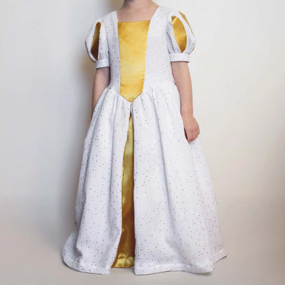 Vue de face de la robe de princesse enfant blanche et dorée en double gaze et satin – patron de couture Margaux de Kandix
