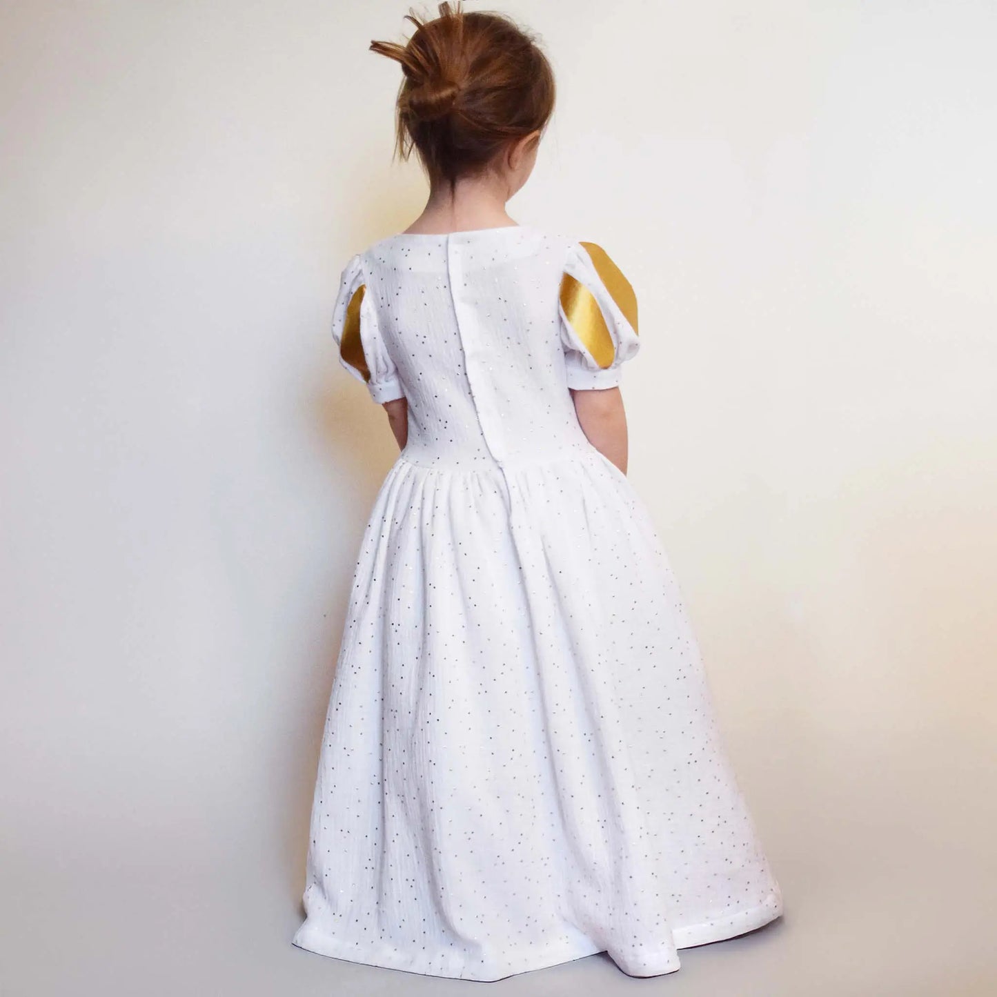 Dos de la robe de princesse enfant blanche et dorée avec fermeture velcro invisible – patron de couture Margaux de Kandix