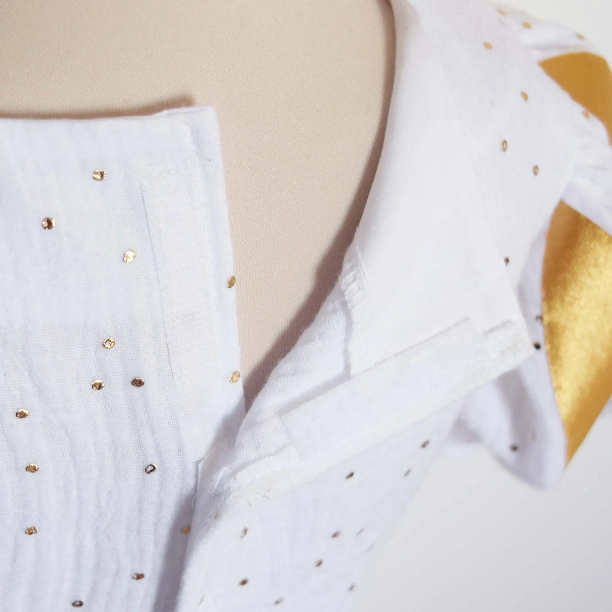 Gros plan sur la fermeture velcro de la robe de princesse enfant blanche et dorée – patron de couture Margaux de Kandix